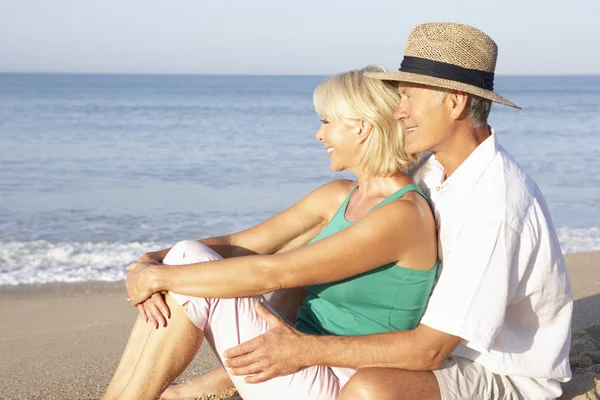 Старша пара сидить на пляжі розслабляючий — стокове фото