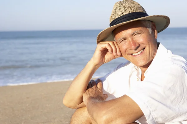Hombre mayor sentado en la playa relajante —  Fotos de Stock