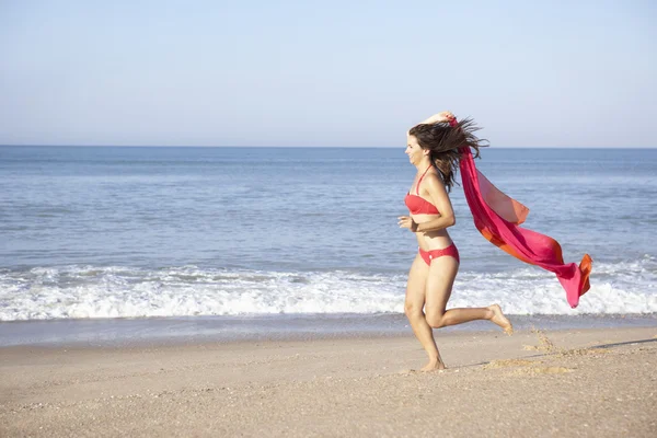 Νεαρή γυναίκα που τρέχει στην παραλία — Φωτογραφία Αρχείου