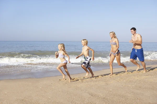 Mladá rodina, která na pláži — Stock fotografie
