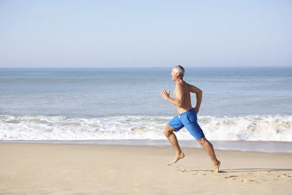 Hombre mayor corriendo en la playa —  Fotos de Stock
