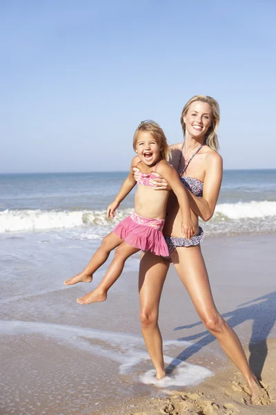 Mère jouer avec jeune fille sur la plage — Photo