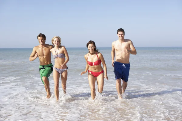 Two young couples on beach holiday — Stock Photo, Image