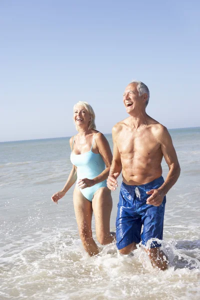 Starší pár na pláži dovolenou — Stock fotografie