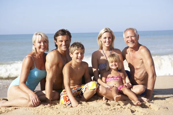 Drie generatie familie pose op strand — Stockfoto