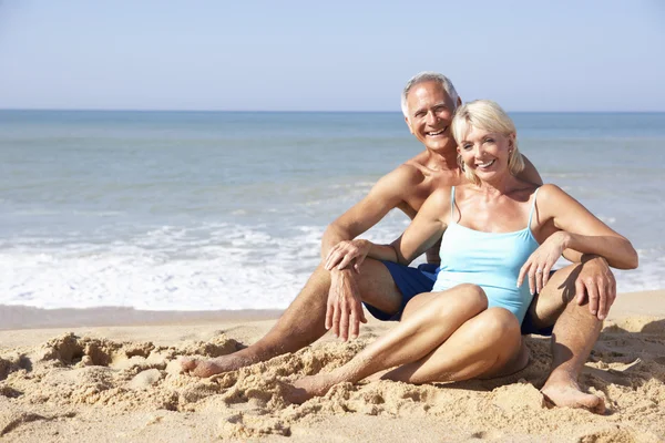 Ανώτερος ζευγάρι για διακοπές στην παραλία — Φωτογραφία Αρχείου