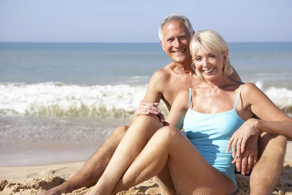 Старша пара на пляжному відпочинку — стокове фото