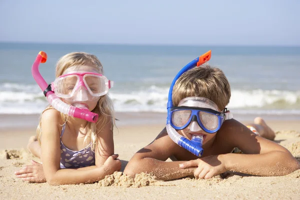 Kisgyermekek a tengerparti nyaralás — Stock Fotó