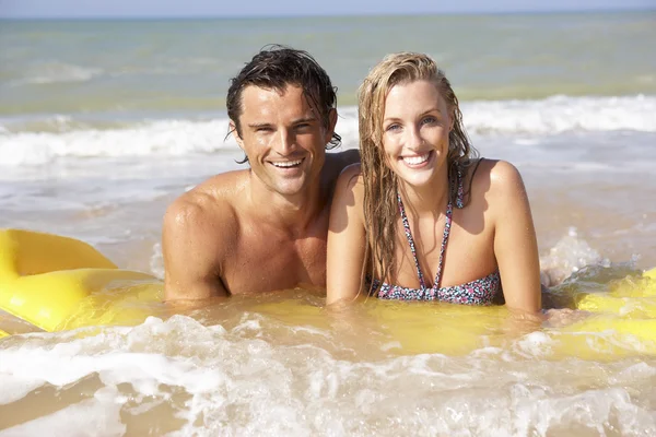 年轻夫妇海滩度假 — 图库照片