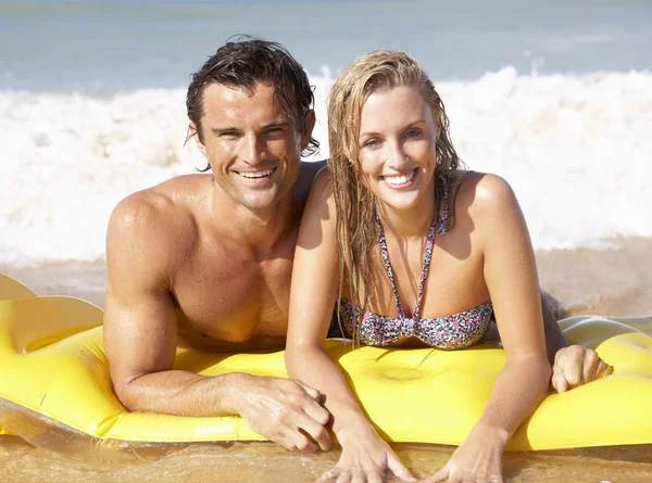 Jeune couple en vacances à la plage — Photo