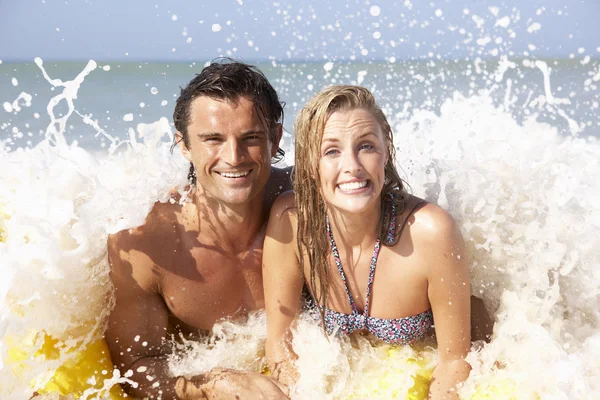Mladý pár na pláži dovolenou — Stock fotografie