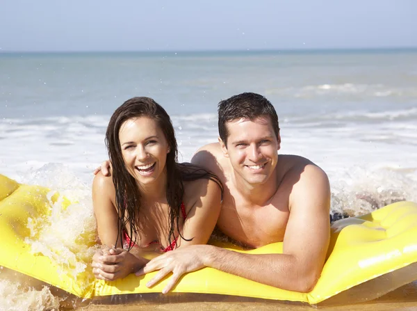 Ungt par på strandsemester — Stockfoto