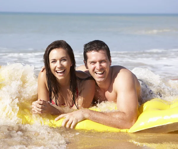 Jovem casal em férias na praia — Fotografia de Stock