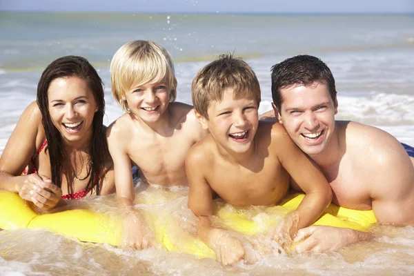 Молода сім'я позує на пляжі — стокове фото