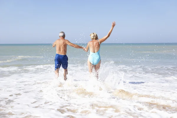 Idősebb pár, a tengerparti nyaralás — Stock Fotó