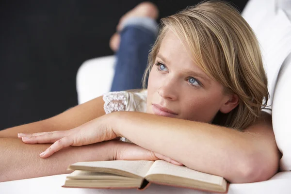 Studio porträtt av tonårig flicka läsa bok — Stockfoto