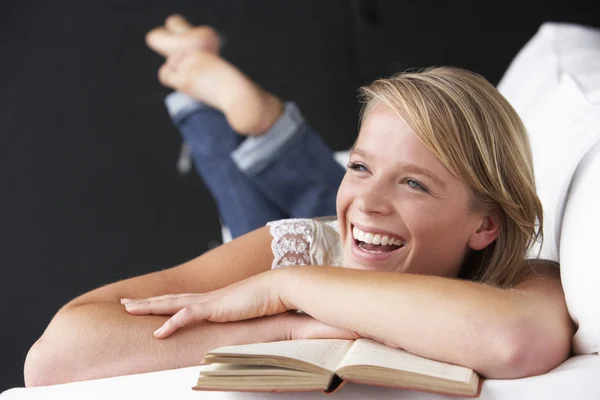 Estudio retrato de adolescente chica lectura libro — Foto de Stock