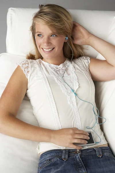 Studio Ritratto Di Ragazza Adolescente Ascoltare MP3 Player — Foto Stock