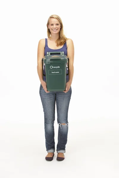 Mulher jovem segurando recipiente de reciclagem — Fotografia de Stock