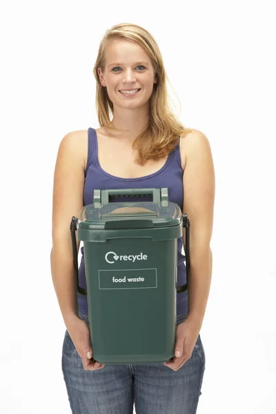 Mulher jovem segurando recipiente de reciclagem — Fotografia de Stock