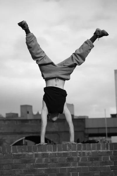 十几岁的男孩练习自由运行 — 图库照片