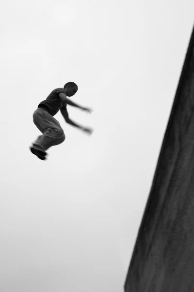十几岁的男孩练习自由运行 — 图库照片