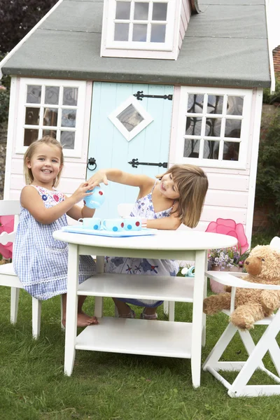 Δύο νεαρά κορίτσια να παίξουν σε εξωτερικούς χώρους — Φωτογραφία Αρχείου
