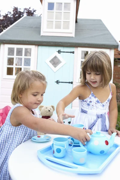 Två unga flickor spelar utomhus — Stockfoto
