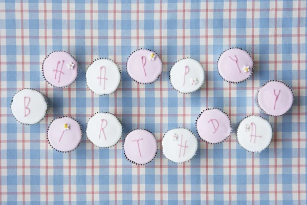 Cupcakes soletrar feliz aniversário — Fotografia de Stock