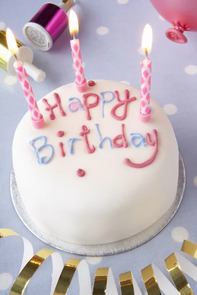 Um bolo de aniversário — Fotografia de Stock