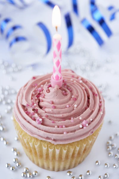 Um cupcake com uma vela — Fotografia de Stock