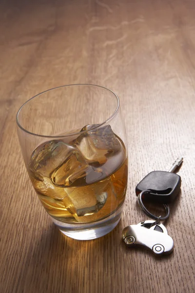 Een glas alcohol en auto sleutels — Stockfoto