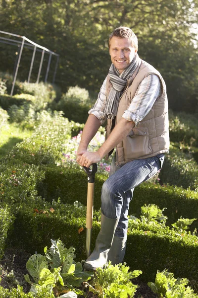 Young man working in garden — Stock Photo, Image