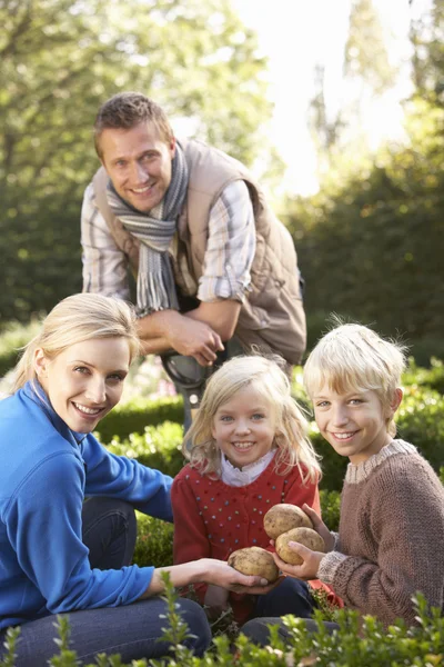 Genç aile sit birlikte Bahçe — Stok fotoğraf