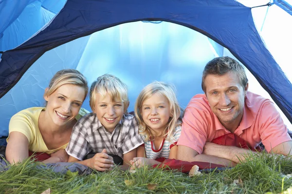 Giovane famiglia posa in tenda — Foto Stock