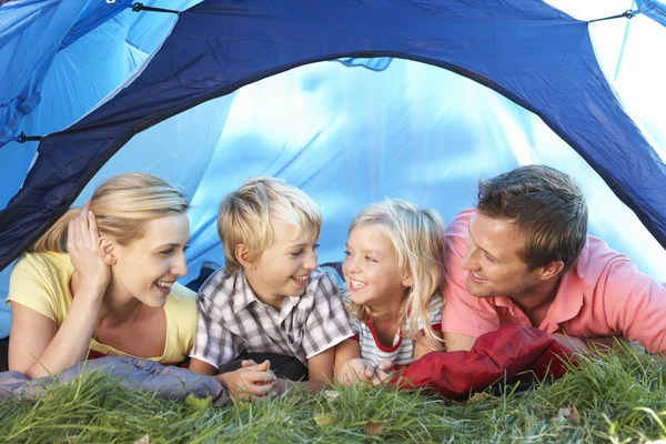 Jonge familie houdingen in tent — Stockfoto