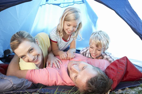 Młode rodziny grając w namiocie — Zdjęcie stockowe