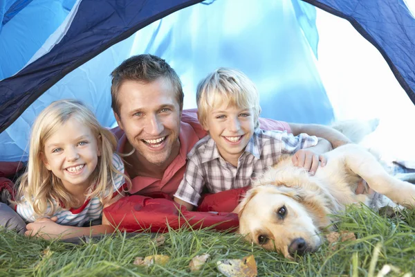 Jovem pai posa com crianças na tenda — Fotografia de Stock