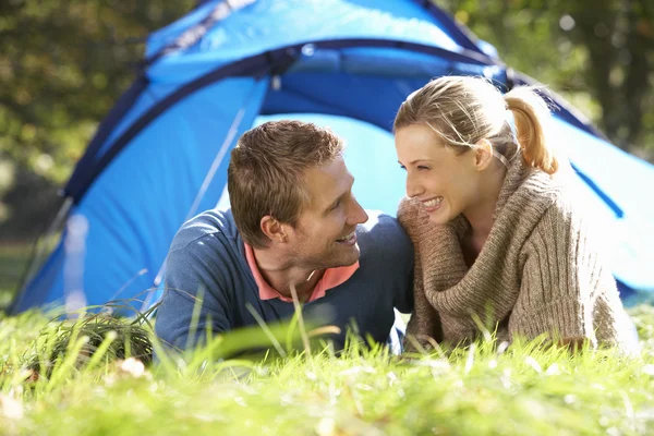 Ungt par poserar utanför tältet — Stockfoto