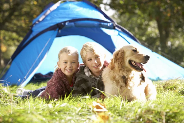 Små børn udgør uden for teltet - Stock-foto
