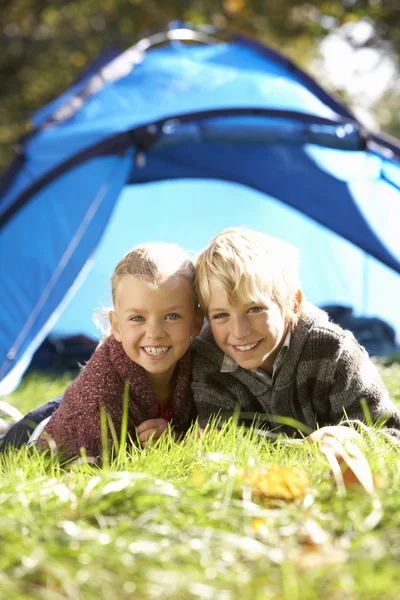 Småbarn utgör utanför tältet — Stockfoto