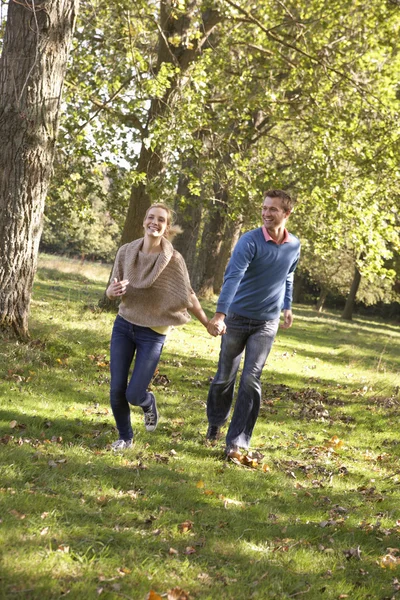 Молодая пара веселится в парке — стоковое фото