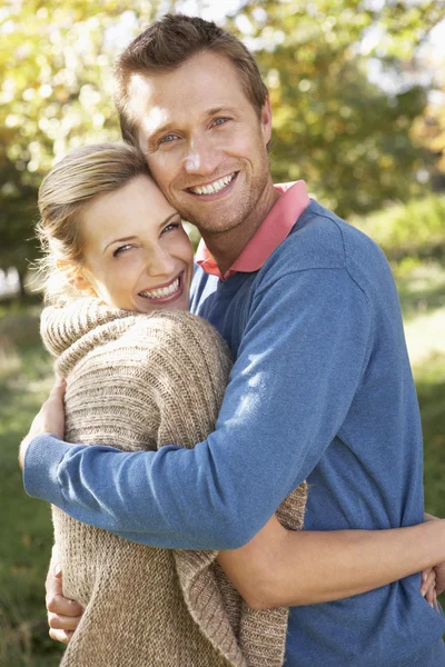 Young couple posing in park — Stock Photo, Image