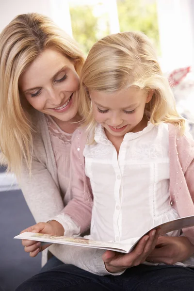 Mujer y niño leyendo juntos — Foto de Stock