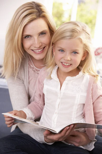 Woman and child reading together — Stock Photo, Image