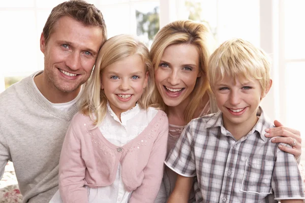 Junge Familie posiert gemeinsam — Stockfoto