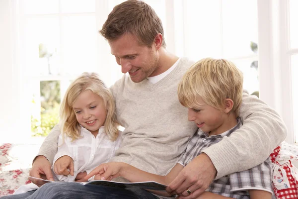 Mann und Kinder lesen zusammen — Stockfoto