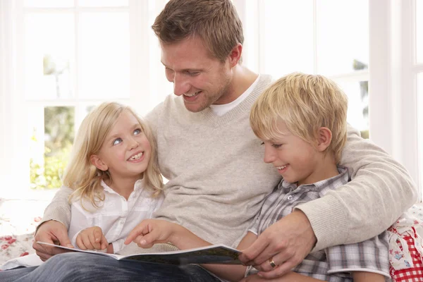 Man en kinderen samen lezen — Stockfoto
