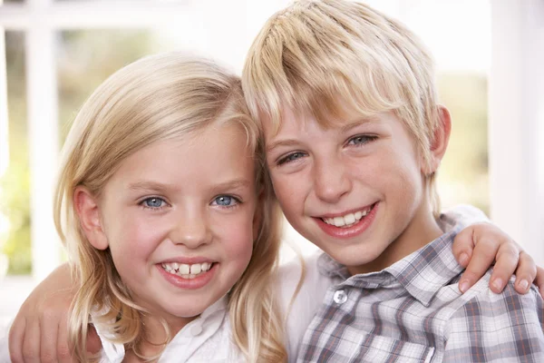 Zwei kleine Kinder posieren zusammen — Stockfoto