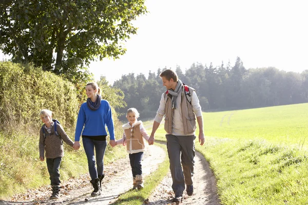 Jeune famille marchant dans le parc — Photo